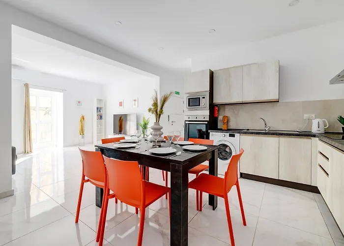 Modern Family Holiday Retreat In Gzira